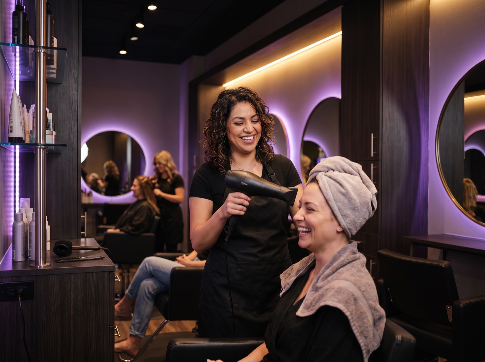 Friseurin und lachende Kundin